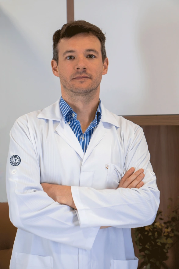 Dr. Leonardo Fayad em consulta