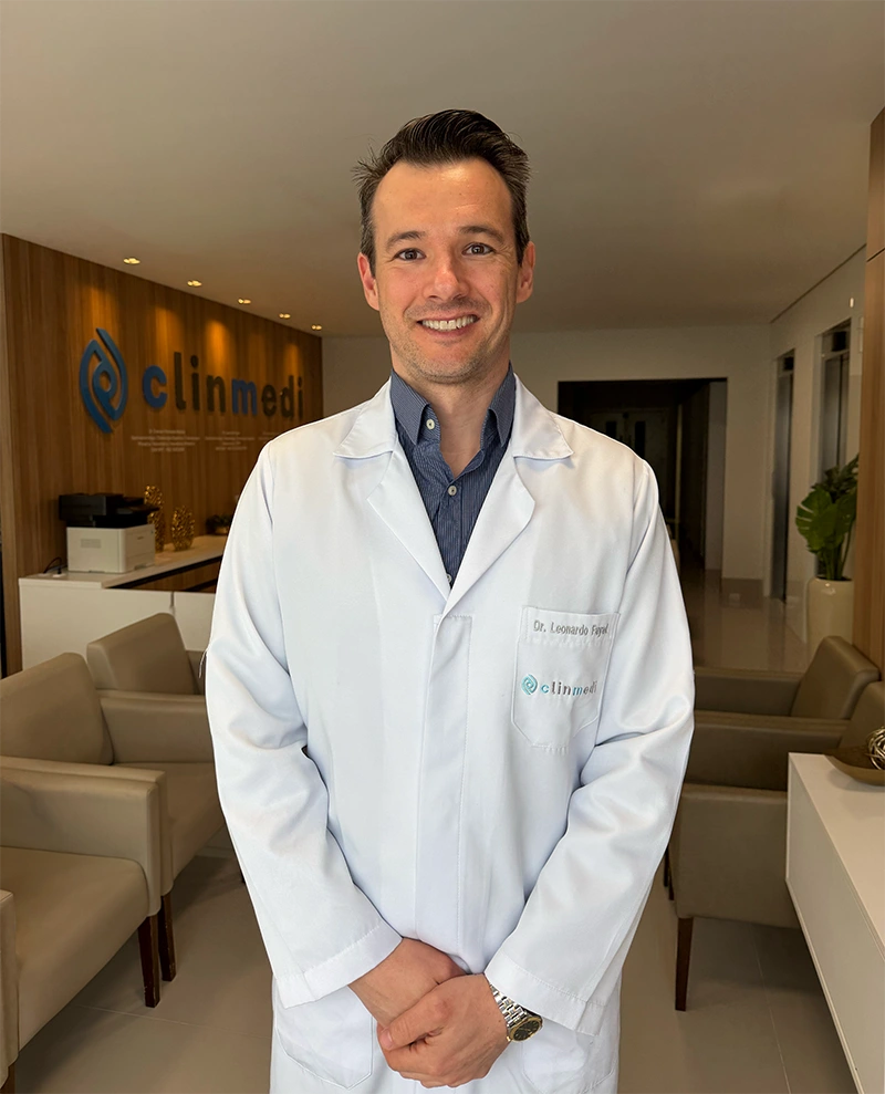 Dr. Leonardo Fayad em consulta